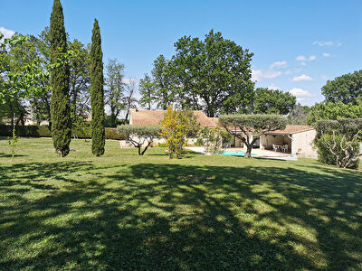 Secteur Rochefort du Gard Villa T5 avec vranda, piscine et garage sur grand terrain de 2272m2